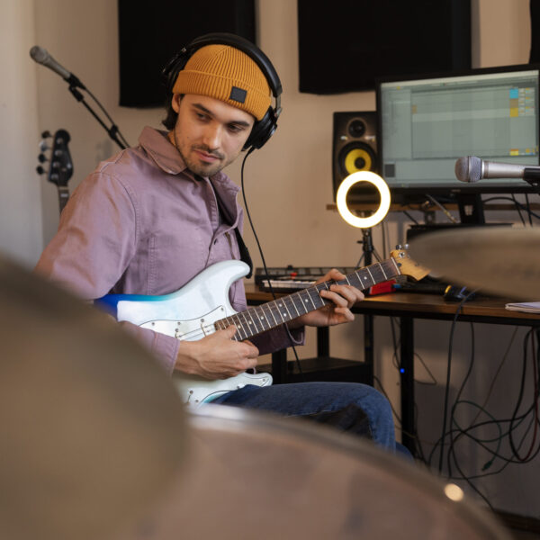 vista-lateral-hombre-tocando-la-guitarra